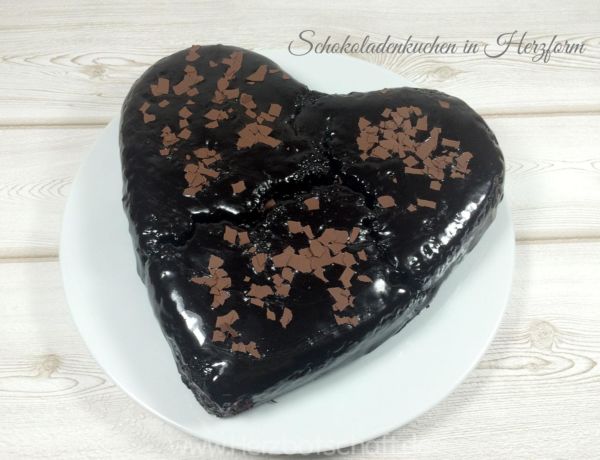 Schokoladentorte in Herzform zum Valentinstag